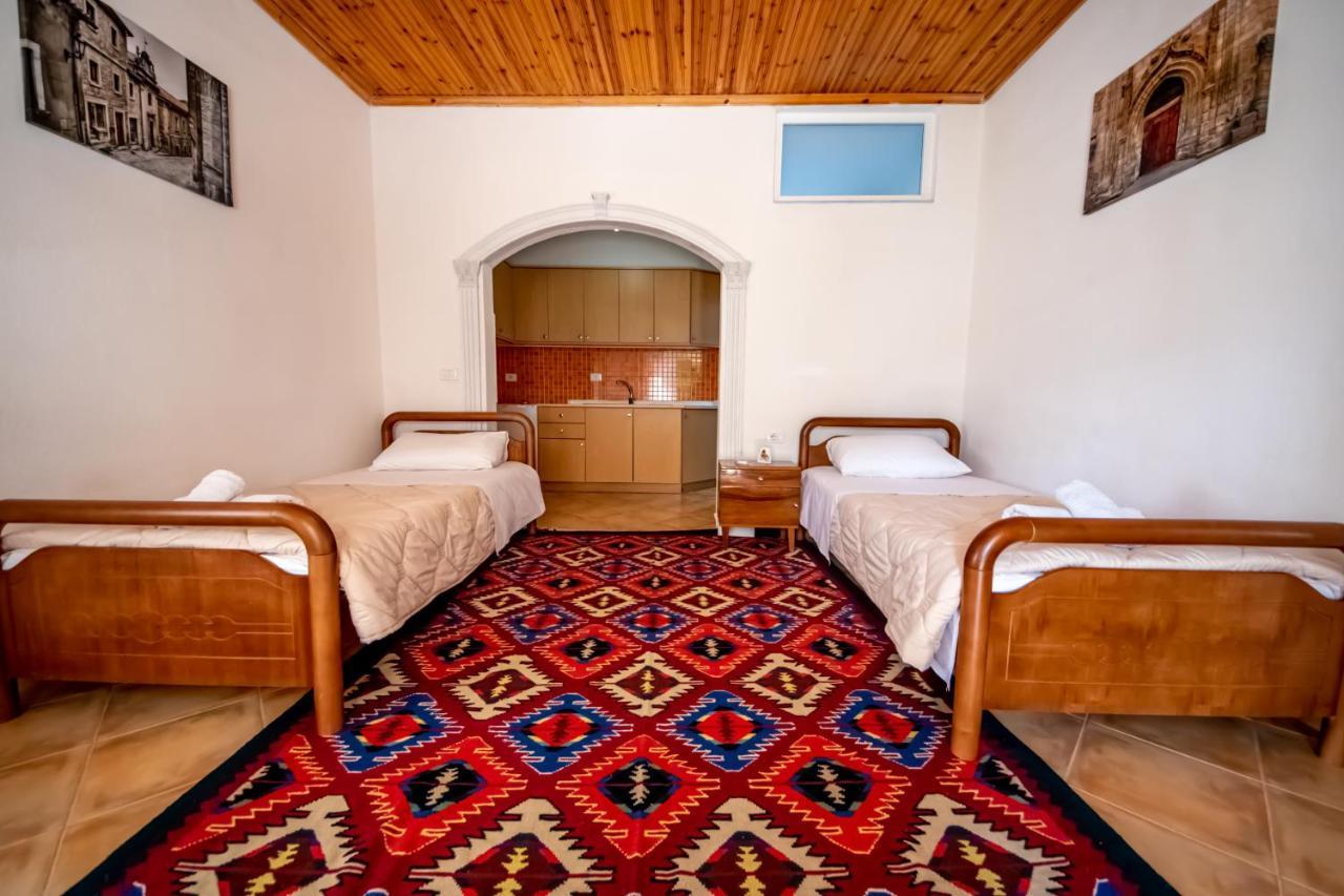 Guest House Garden Gjirokaster Ngoại thất bức ảnh